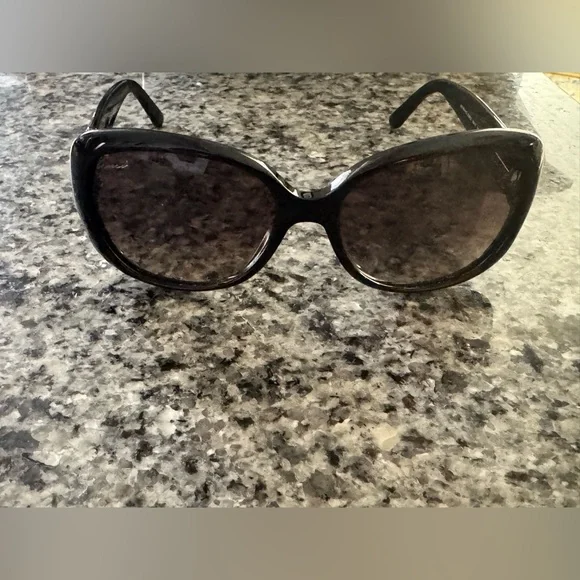 Gucci Black Sunglasses with Gold Emblem - Picture 2 of 7